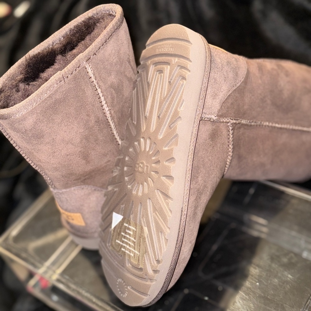 UGG Classic Short Boot In Brown New* - Picture 8 of 12